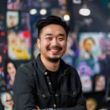 青娱乐内容总监陈浩然头像，富有创意气质的年轻男性在创意工作室中微笑，背景为充满灵感的墙面