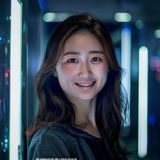 青娱乐CTO张晓婷头像，技术背景的年轻女性在服务器机房前自信微笑，眼神坚定专注